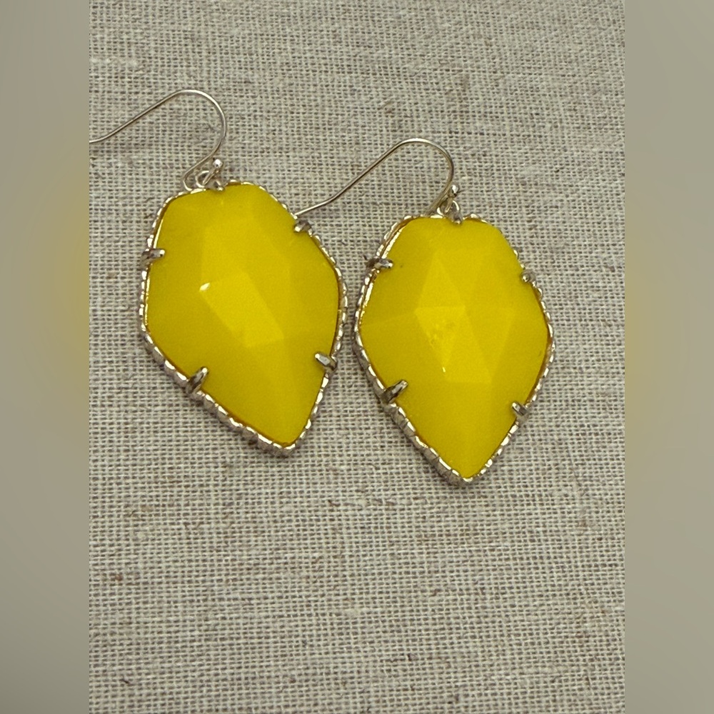 💛KENDRA SCOTT HTF YELLOW CORLEYS💛